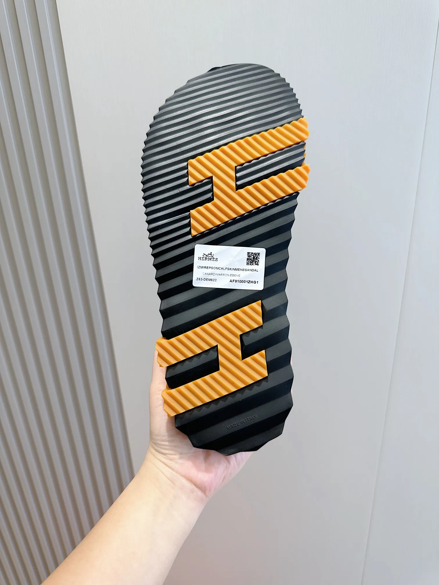 Factory price: 360💰Hermès [HERMÈS] Top Herme*H Home Hermès Men's Sandals and Slippers-Original Reproduction. Purchase the original version and make it one to one. The outsole is privately molded. The color of the outsole corresponding to each color is the same as the original version. Come to those who know the stuff 💪 The ultra-light soles are designed in contrasting colors, and they feel so comfortable on your feet! Calfskin, cowhide feet, private model outsole. Size: 39-44 (customized at 38.45)
